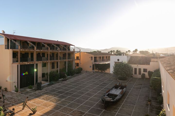 Hotel Exterior 112 of 135