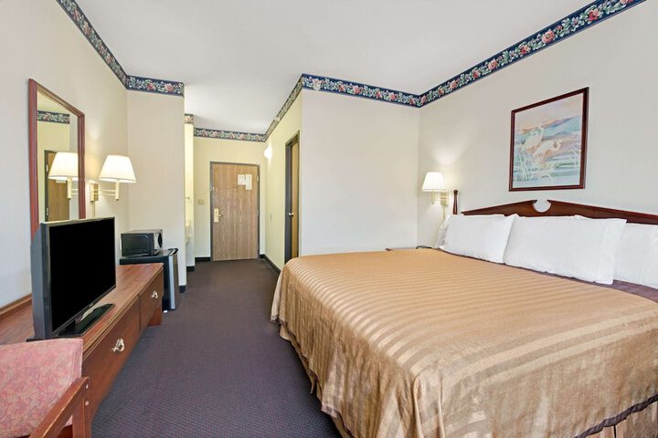 1 King Bed (4 of 10)