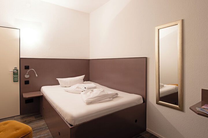 Room 11 of 25