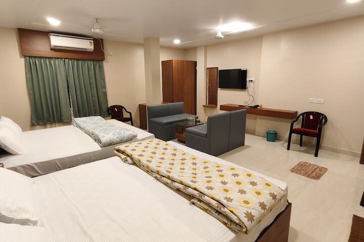 Room 6 of 28