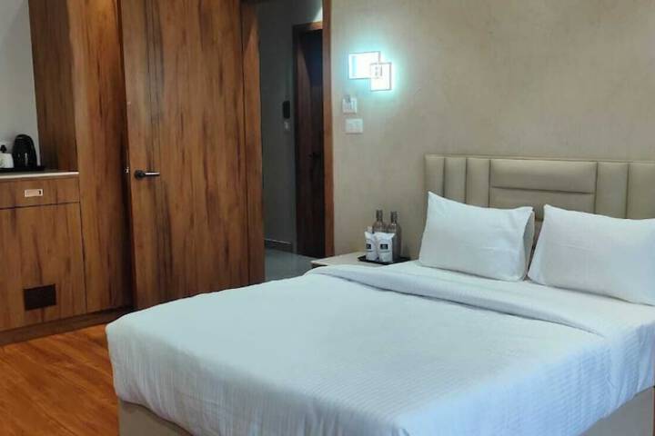Room 5 of 9