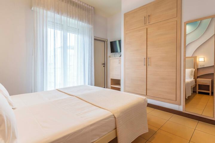 Room 8 of 40