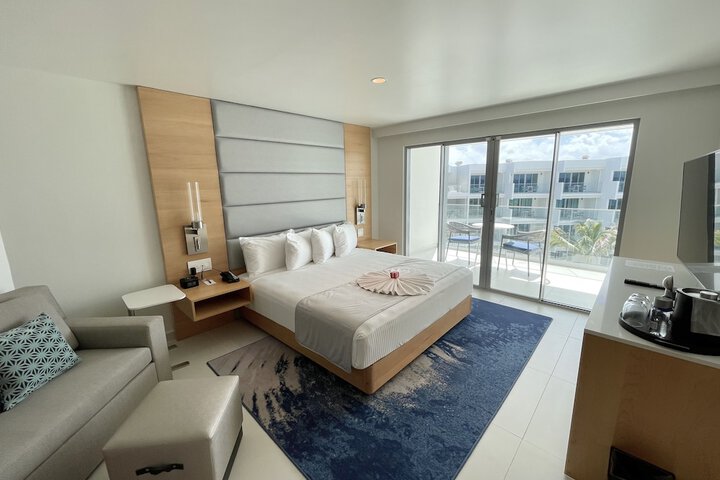 Room 6 of 100