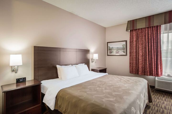 1 King Bed Accessible (12 of 15)