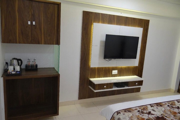 Room 10 of 33