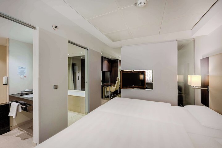 Room 33 of 157