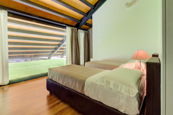 Room 4 of 39