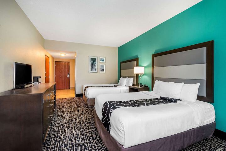 2 Queen Beds (9 of 13)