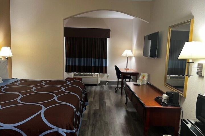 Room 6 of 15