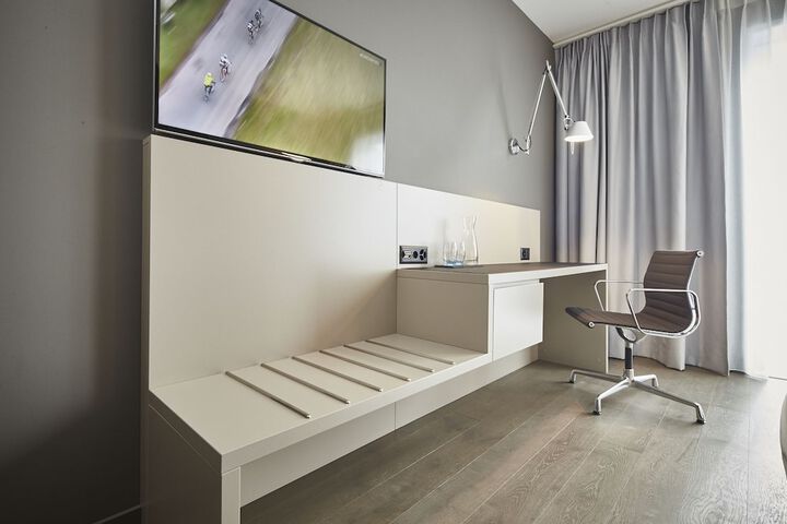Room 5 of 100