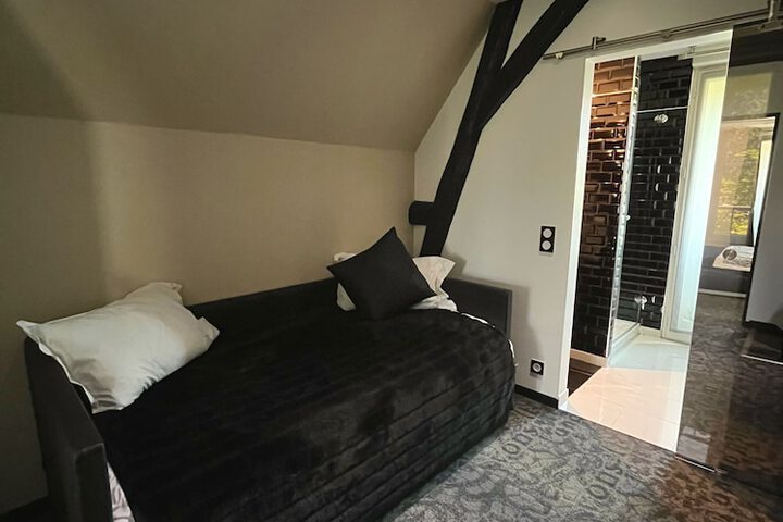 Room 36 of 106