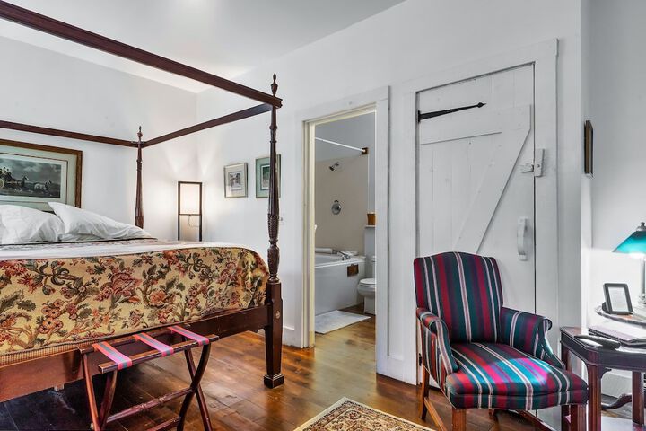 Snug Hug Queen Suite with Fireplace (73 of 131)