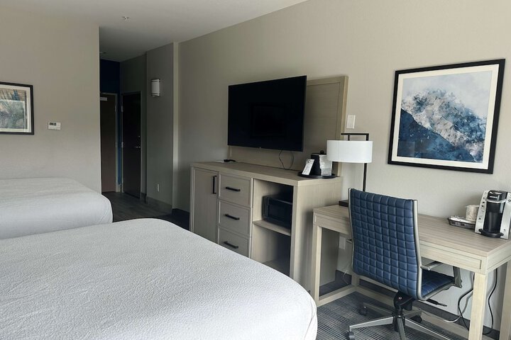 2 Queen Beds Work Desk Microwave and Refrigerator Full Breakfast (3 of 8)