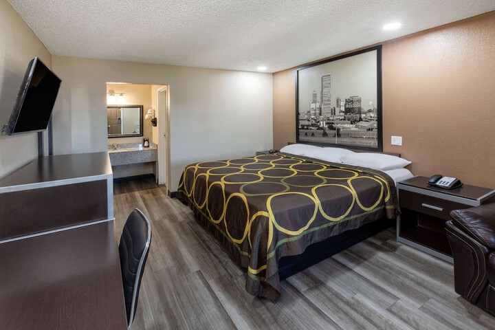 1 King Bed (3 of 6)