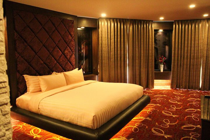 Room 11 of 42