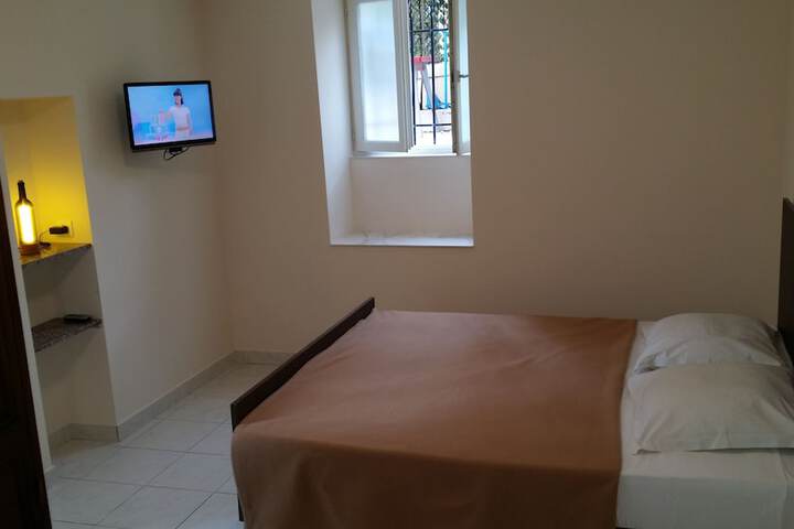 Room 11 of 32