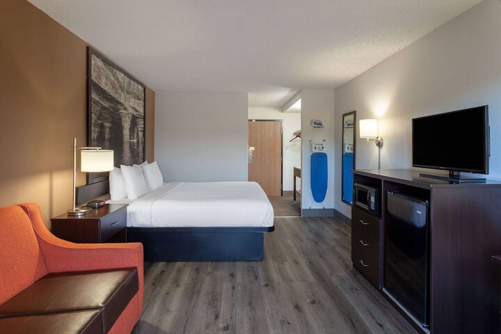 1 King Bed (5 of 10)
