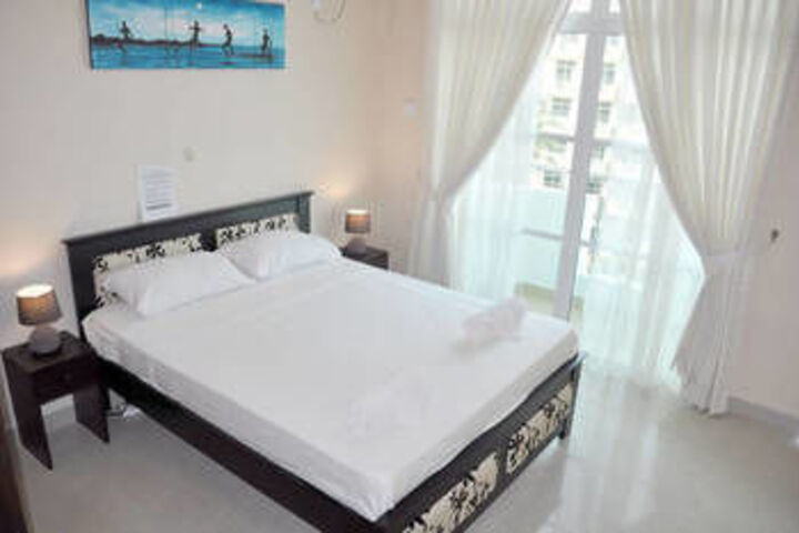 Room 4 of 8