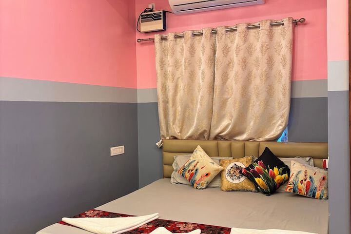 Room 9 of 16