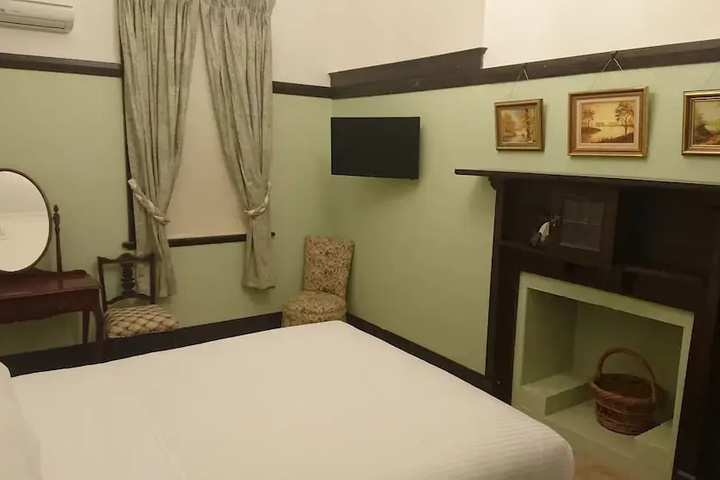 Room 5 of 16