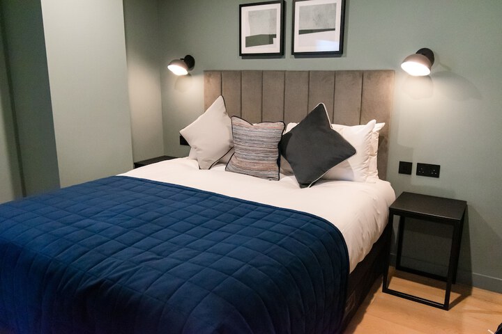 Room 10 of 33