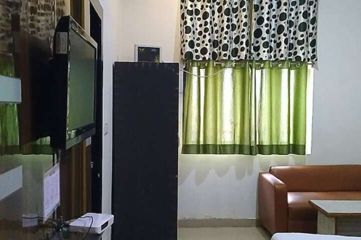 Room 10 of 16