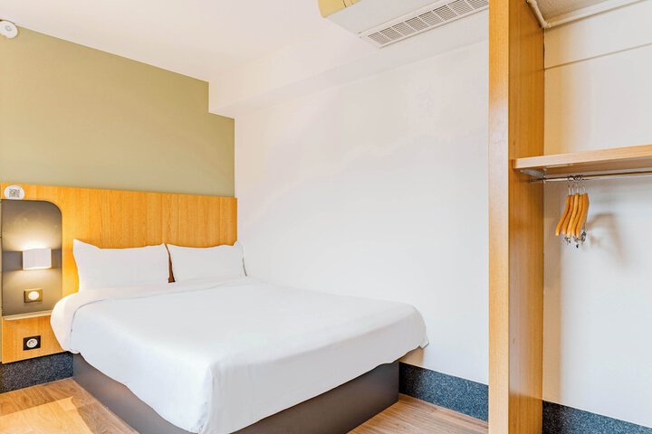 Room 9 of 34