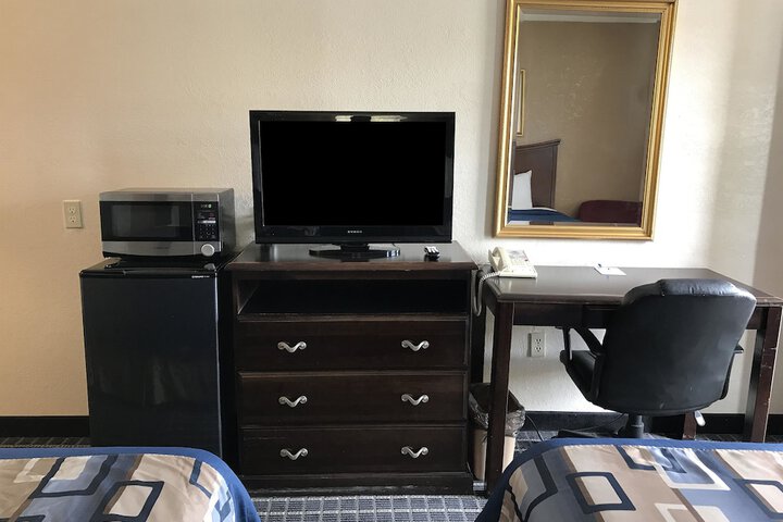 1 Queen Bed (6 of 11)