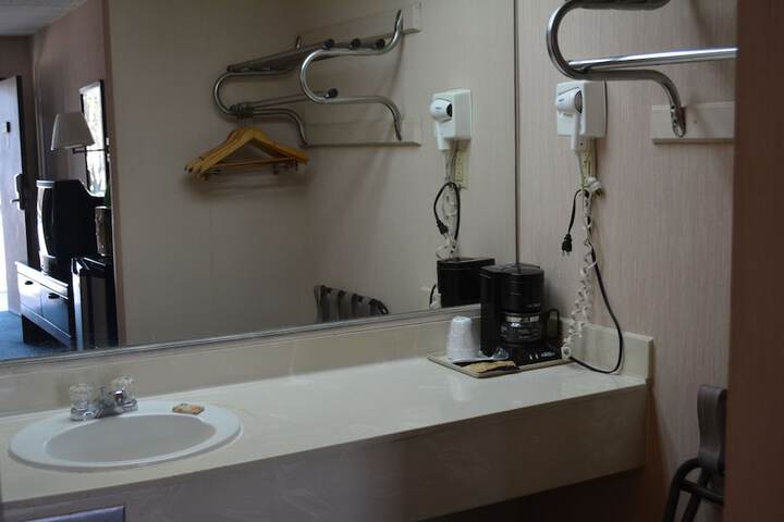 Economy Single Room 1 King Bed (7 of 7)