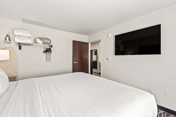 1 King Bed Accessible (10 of 30)