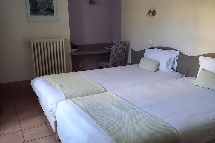 Room 9 of 18