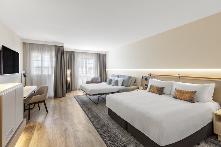 Room 10 of 76