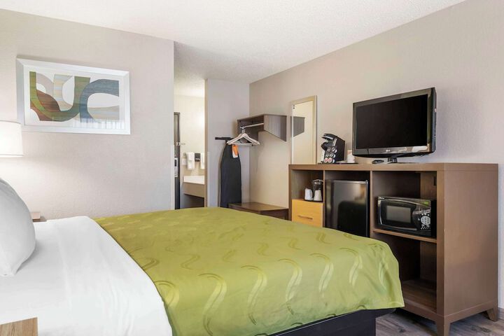 1 King Bed (5 of 18)