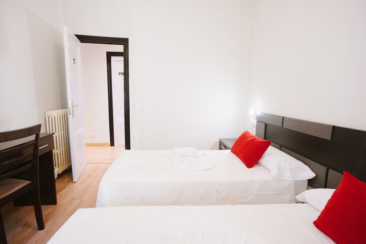 Room 33 of 47
