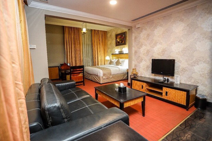 Room 7 of 16