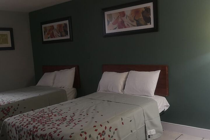 1 Queen Bed (1 of 4)