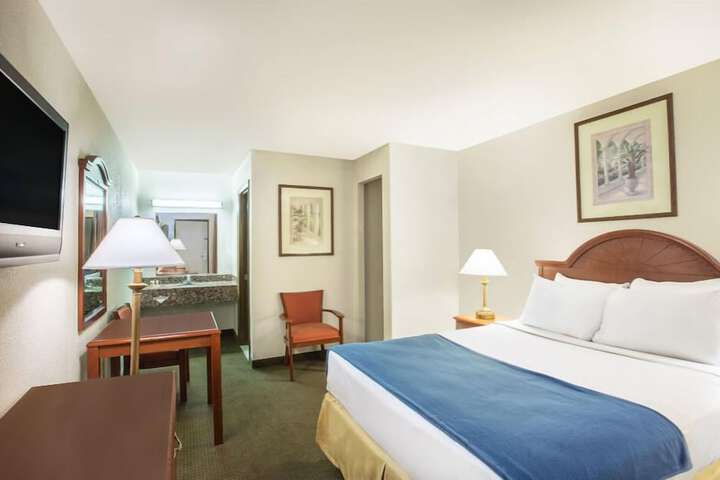 1 Queen Bed Exterior Corridor (4 of 9)