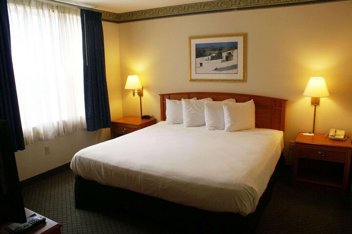 Accessible King Size Bed (4 of 10)