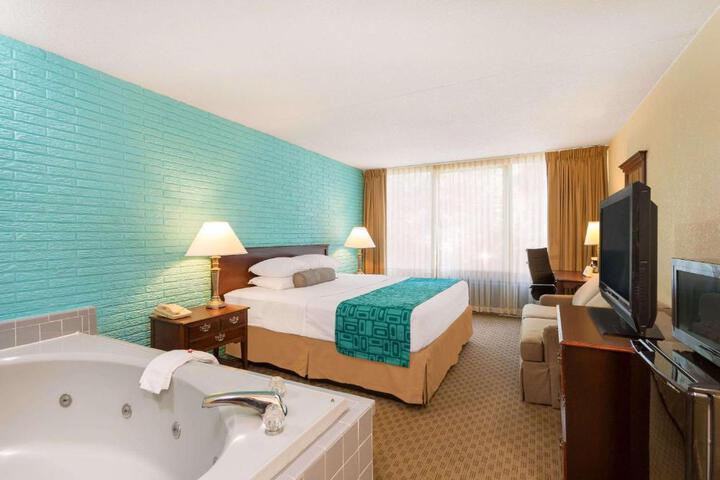 1 King Bed (4 of 6)