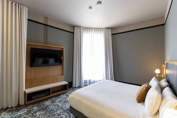 Room 3 of 56