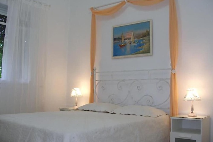 Room 5 of 25