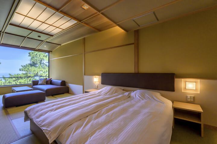 Room 8 of 33