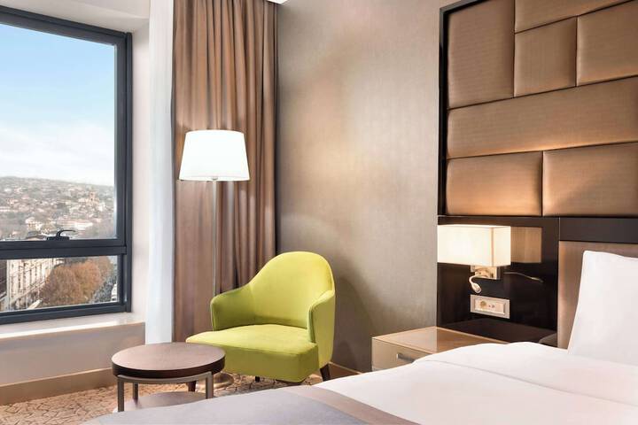 Room 32 of 80