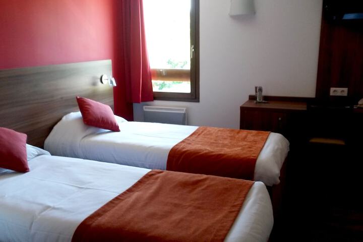 Room 4 of 40