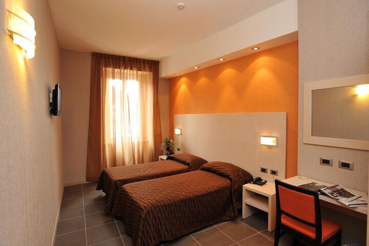Room 10 of 38