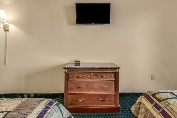 2 Queen Beds (5 of 10)
