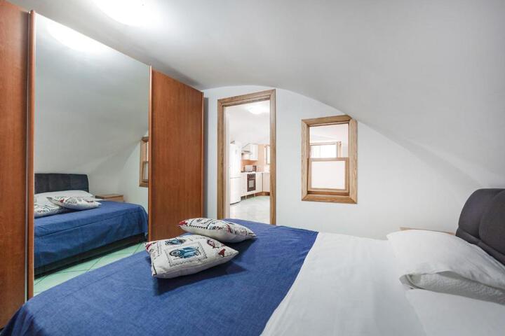 Room 5 of 11