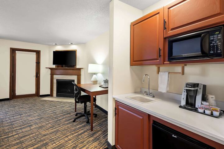 1 King Accessible Comm Assist Bathtub Microwave, Refrigerator Full Breakfast (23 of 33)