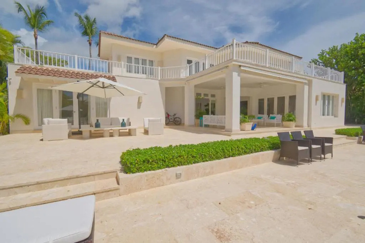 Fantastic 8 bedroom golf front mansion near the beach