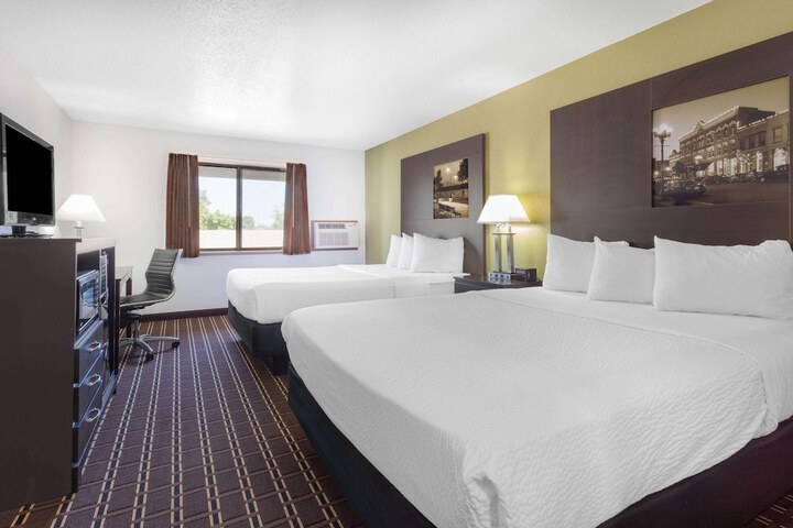 1 Queen Bed (2 of 23)